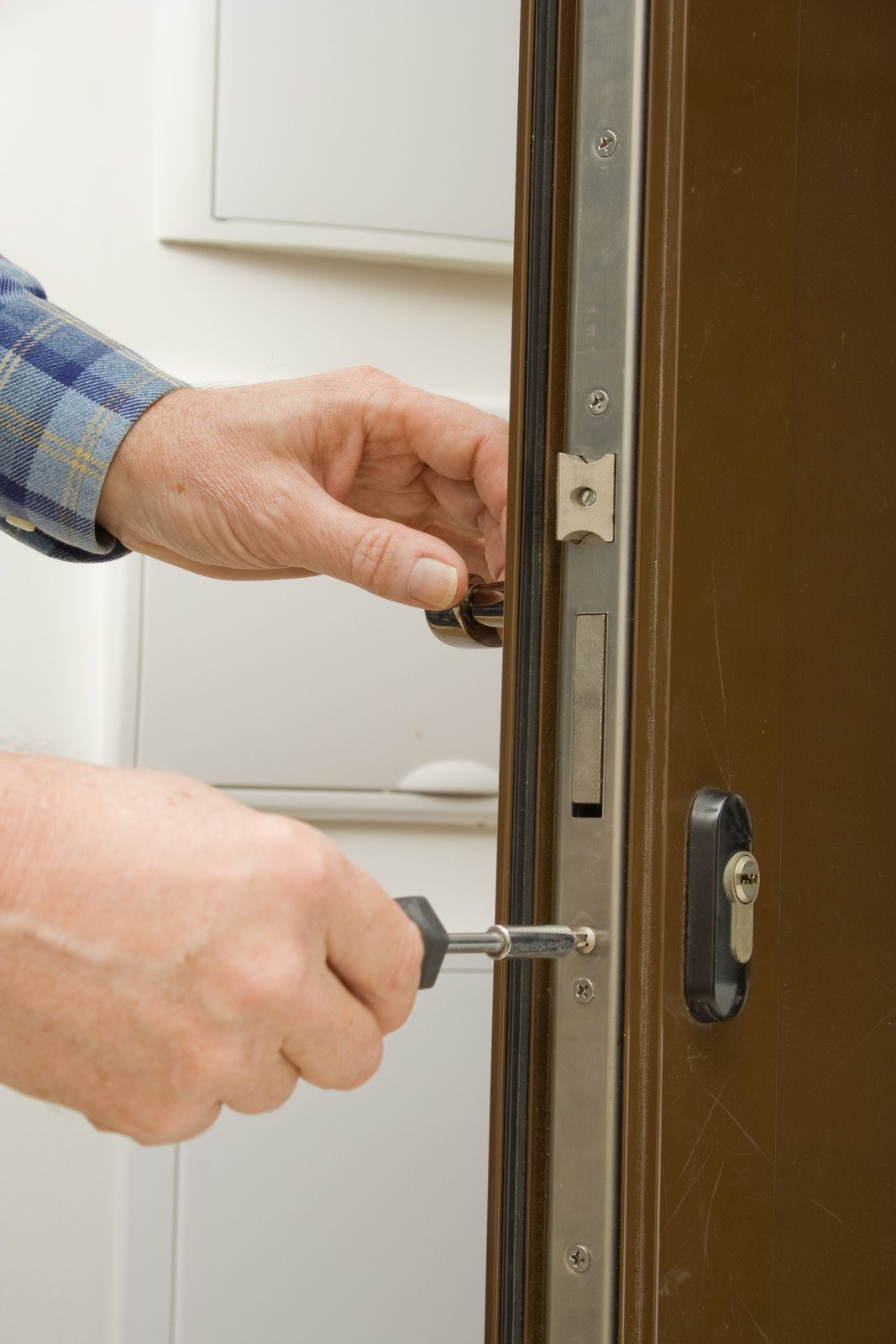 locksmith opening the door lock to repair the lock